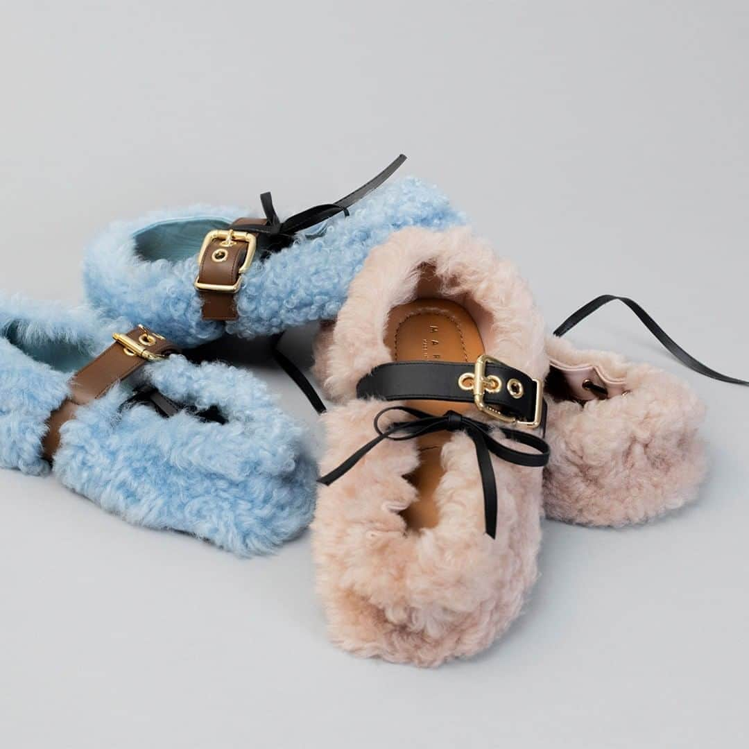 マルニさんのインスタグラム写真 - (マルニInstagram)「SOFT LIKE COTTON CANDY.  Shoes as fluffy clouds.  Soft textures and smooth tones underscore the #MarniPrefall2020 accessories.」9月4日 22時00分 - marni