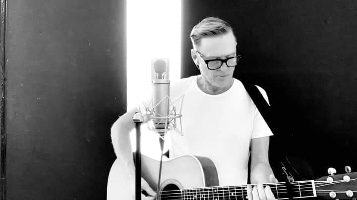 ブライアン・アダムスのインスタグラム：「A song called “Run To You”. This is a live vocal to the original tv track. For the guitar players out there that could never figure out the chord structure/riff in the verse, it’s because I put a capo on the second fret when I recorded the song. Sorry if it confused you, but it just sounded better in F#! #bryanadamsreckless #runtoyou #myneumann」
