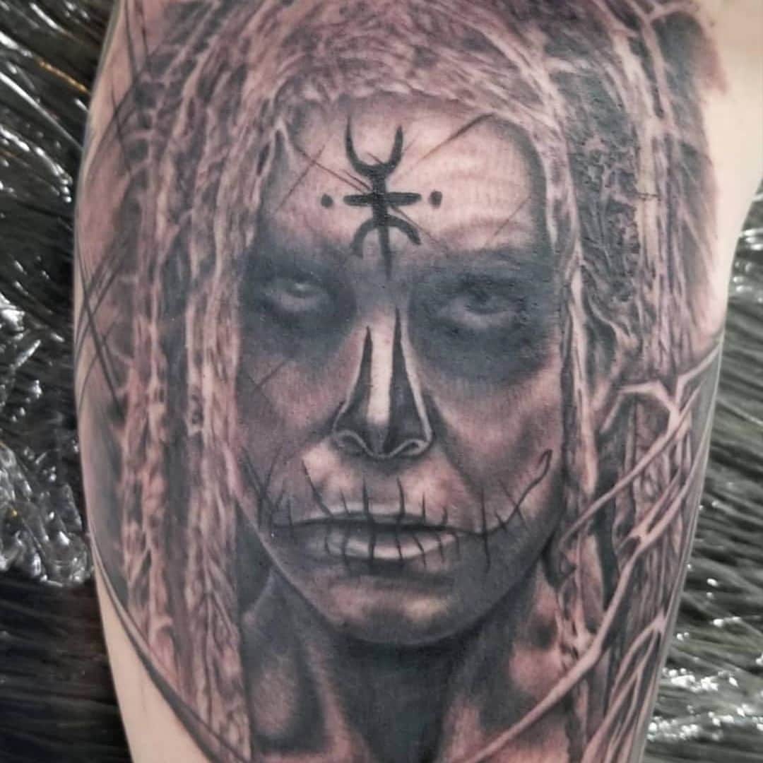 ロブ・ゾンビのインスタグラム：「Another week and I’ve spotted another round of kick-ass tattoos from some of my films! Congratulations to all the great artists whoever you are. If you see your tattoo post a comment so we know who did it. #robzombie #sherimoonzombie #houseof1000corpses #thelordsofsalem #sidhaig #captainspaulding #billmoseley #thedevilsrejects #3fromhell」