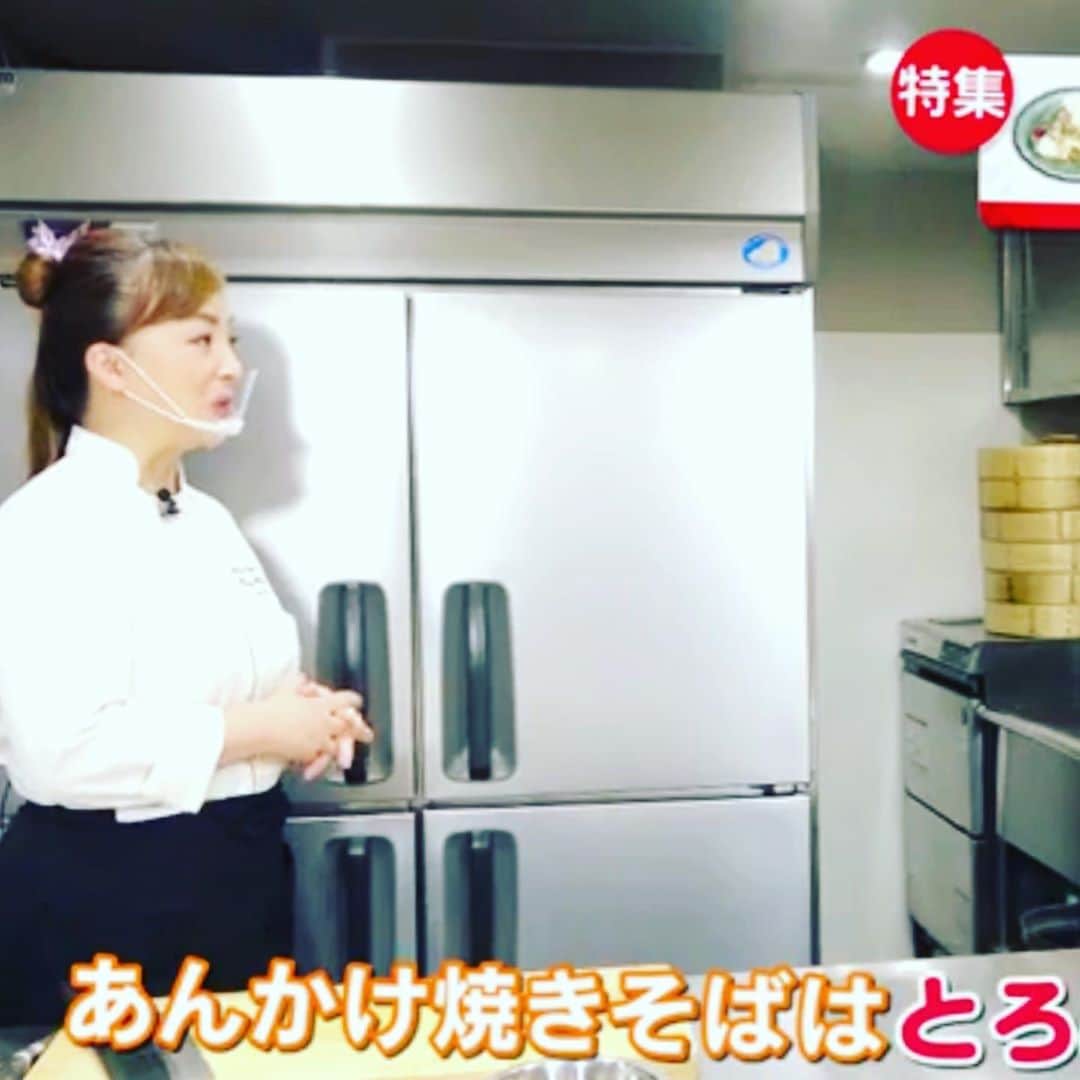 坂田陽子さんのインスタグラム写真 - (坂田陽子Instagram)「#newsevery で昨日放送された #幸せの中華レシピ  ・ 今夜は @xiaowei1970 先生に教えていただいた　#淡雪あんかけ焼きそば を作ってみました。 ・ パリっと香ばしく焼き目を付けた焼きそば麺に、 夏野菜やきのこもたっぷり、 長芋とオクラでとろみを出した餡と淡雪のようなメレンゲを混ぜて頂くと。。。 ・ あぁ。なんて幸せ笑❗️ 絶妙なフワトロ感。 何とも言えない優しさに包まれます（火傷注意🤣）❗️ ・ #まるちゃん焼きそば麺 #ご馳走麺 ・ 詳しいレシピは  https://www.news24.jp/sp/articles/2020/09/03/23713299.html  こちらをご覧下さい！」9月4日 22時07分 - yokosakata