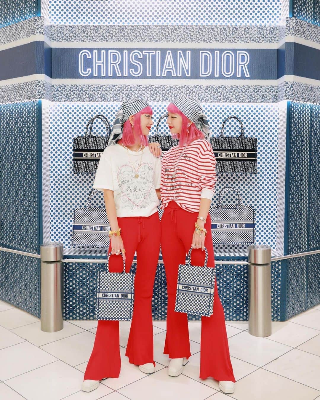AMIさんのインスタグラム写真 - (AMIInstagram)「DIOR BLUE DOT POP UP Exclusive for Japan🦋💗 @dior  限定itemもとっても可愛い🌹 RED×NAVYのstylingで👭  #DiorIsetan  #Dior」9月4日 22時07分 - amixxamiaya