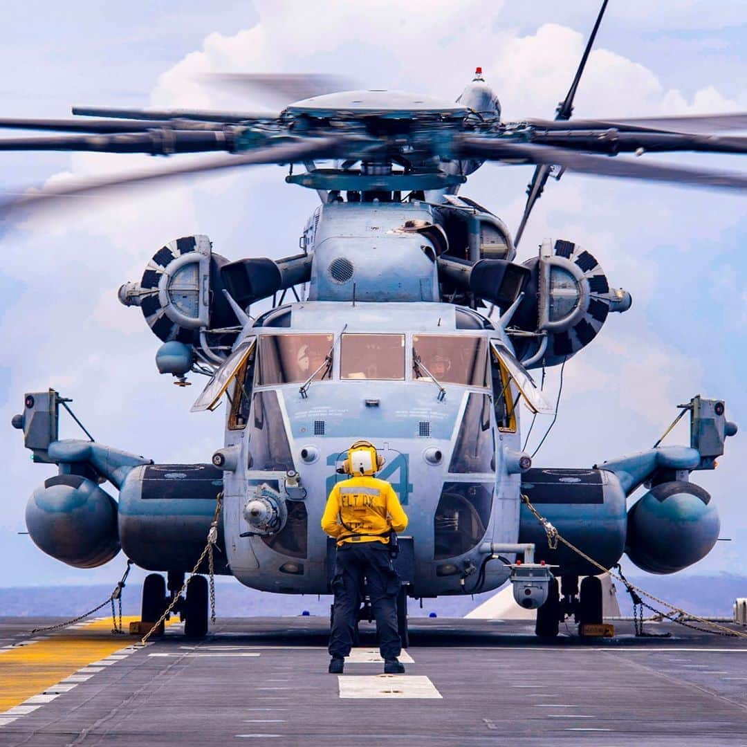 アメリカ海兵隊さんのインスタグラム写真 - (アメリカ海兵隊Instagram)「Get Ready, Get Set, Go  A CH-53 Super Stallion helicopter assigned to the @31stmeu, Marine Medium Tiltrotor Squadron (VMM) 262 prepares to launch from #USSAmerica’s flight deck.  The MEU and @USNavy amphibious assault ship are operating in U.S. 7th Fleet as a ready response force to defend peace and stability for a #FreeAndOpenIndoPacific.  #USMC #Marines #Military #BlueGreenTeam」9月5日 9時05分 - marines