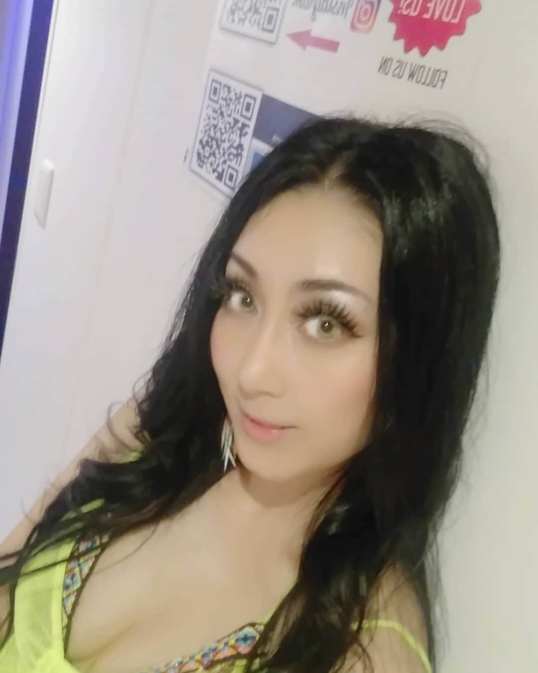 のインスタグラム：「久しぶりに髪まいてもらったよ！不評でした(;_;) まだまだ暑いよー! こんやもミラノ〜!  @yokohama.nightclub   ダンサー増員！  #サイバージャパンダンサー  と @warp_shinjuku からかわいいダンサー も応援でおどりにきてまーす！  🇯🇵日本語できるスタッフ少し増えました。  💃Show time 一日９回❣  日本🇯🇵のサラリーマンのみなさま、😷してあそびきてね！  #横浜 #関内 #シーシャ #シーシャバー #シーシャカフェ #水たばこ #アラブ #ケバブ #トルコ #ピザ #イタリア #ミラノ  ☀ ☀☀☀☀☀☀☀☀☀☀☀☀  #showdancer #gogodancer #poledanacer #followme#liker #likes #likeall #likealways」