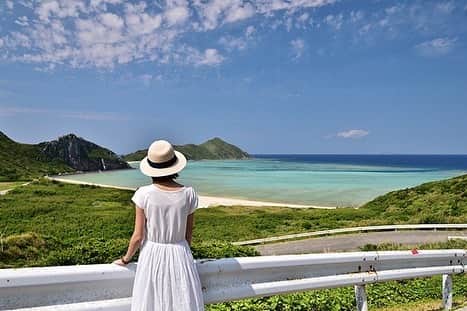 現地発信の旅行サイト「たびらい」のインスタグラム：「【沖縄・渡名喜島】⠀ 沖縄離島の魅力をチェック！☺️本日は渡名喜島（となきじま）。 :⠀ 渡名喜島の楽しみ方は、のんびりゆっくり、何もないことを楽しめるかどうかがポイントです。美しい自然の中で、何もしない贅沢を味わえる島。渡名喜島は沖縄の離島として、残された最後の聖地かもしれません。時間を忘れて、心ゆくままに楽しむ大人のひとり旅へ出かけましょう。 写真／Ka-mmy⭐︎⠀ : ※現在、渡名喜島では来島自粛の呼びかけを行なっております。来島自粛の詳細や期間延長などは、島の公式サイトをご確認の上、旅の計画を行なって頂きますよう、ご協力お願いいたします。 :⠀ #たびらい #tabirai #ローカル旅行好き #女子旅 #travelgram #旅行 #旅行好きな人と繋がりたい #旅行 #travel #ファインダー越しの私の世界 #カメラ女子 #たびらい沖縄 #癒し #沖縄県 #沖縄 #okinawa #beach #ビーチ #ocean #海 #lovers_nippon #instatrip #loves_okinawa #trip #景色 #sea #instagood #渡名喜島 #渡名喜」