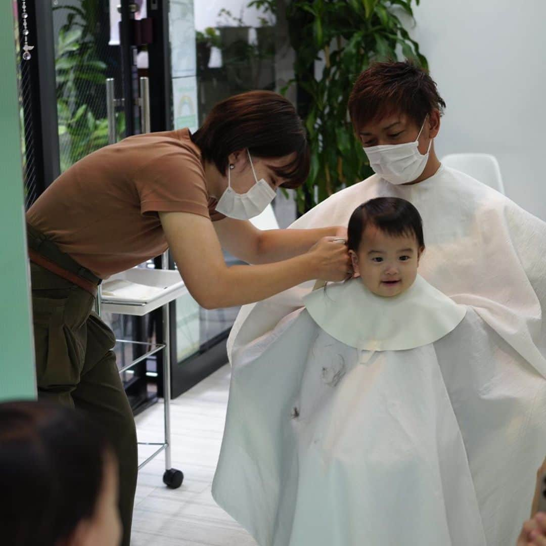 伊藤春香さんのインスタグラム写真 - (伊藤春香Instagram)「息子の人生初ヘアカットは﻿ 赤ちゃん向けのメニューがある﻿ ヘアサロン @hair_splash さんで。﻿ ﻿ （案件や紹介ではなく普通に﻿ ネット検索→予約です、念のため）﻿ ﻿ 親が抱っこして上から 二人羽織みたいな﻿ケープを着てのカット。﻿ ﻿ 「こんな道具が...！」と感動しました。 ﻿値段は年齢別で、息子は税込1000円。﻿ ﻿ 値段がもう可愛いやん、﻿ ってなった...（親バカ）﻿ ﻿ #1000円って安っ #キッズカット #ヘアカット #スタッフさんはフリー素材らしい #生後11ヶ月 #生後11ヶ月男の子 #もうすぐ1歳 #男の子親 #男の子ベビー #男の子ママ #赤ちゃんのいる暮らし #赤ちゃん写真  #赤ちゃんがいる生活 #美容室スプラッシュ #ヘアカット #ベビーカット #人生初ヘアカット #美容室」9月5日 9時00分 - ha_chu