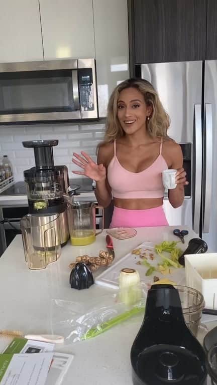 Sarah Mundoのインスタグラム：「From box to pressing start, easy one button juicer! Soo excited about incorporating this juicer into my regimen and healthy lifestyle. @huromamerica  Out Fit @boandtee  #healthy #juicer #hurom #healthylifestyle」