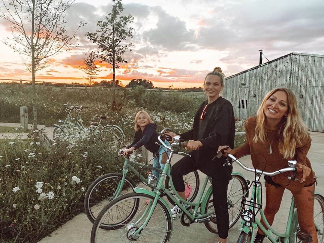 ルー・ティーズデールのインスタグラム：「Fam 🤍」