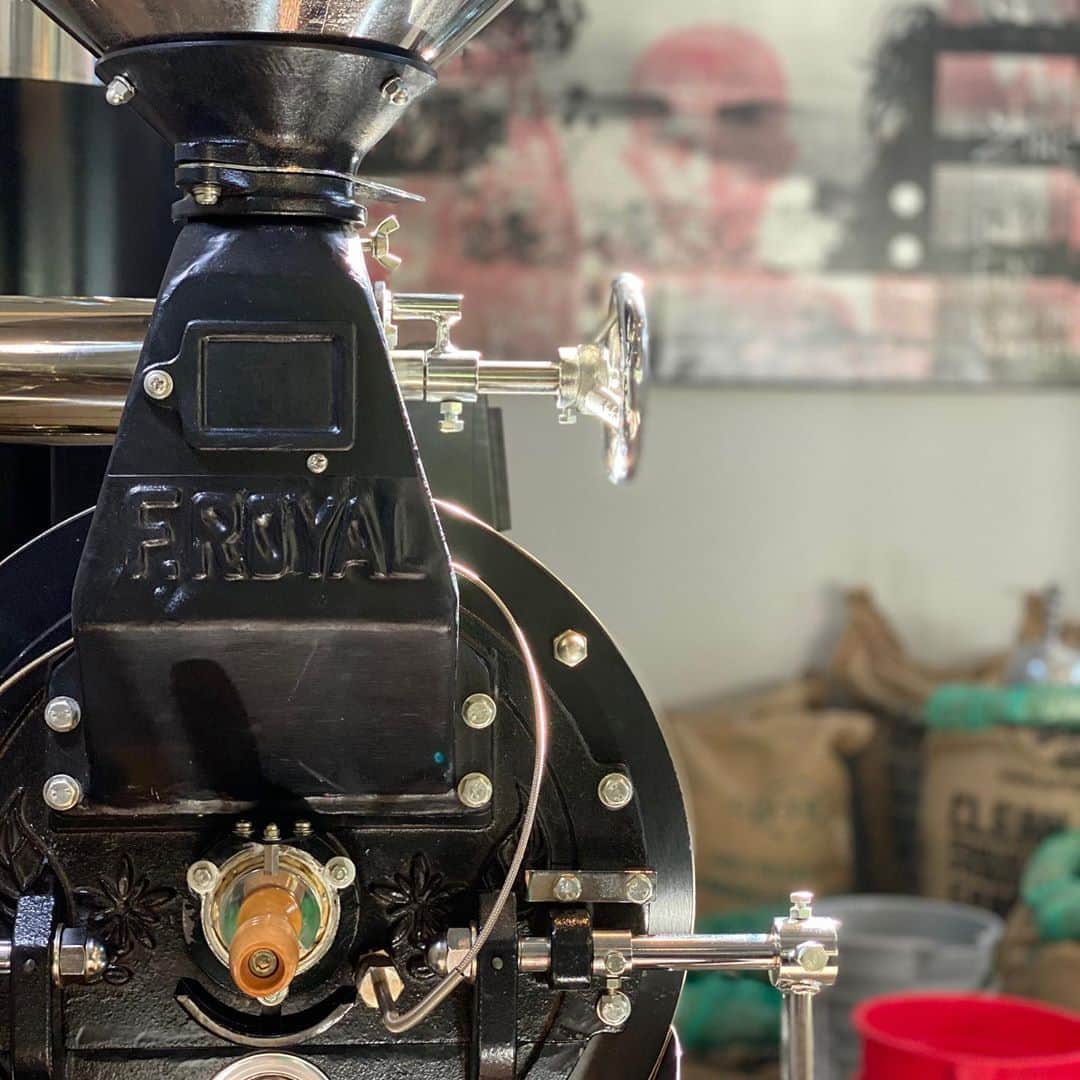 のインスタグラム：「◆GOOD MORNING COFFEE‼︎◆  .  ROASTING ROASTING ROASTING  .  #coffee #coffeebeans  #coffeeroaster  #coffeelab  #coffeeandsurfing  #coffeetime  #coffeelover  #coffeebreak  #coffeeshop  #coffeestand  #coffeeholic  #coffeehouse  #coffee_inst  #coffeemaker  #coffeeshops  #coffeecoffeecoffee  #coffeenclothes  #coffeeaddict  #coffeeculture  #coffeemorning  #coffeemag #specialitycoffee  #fujiroyal  #TRSC」