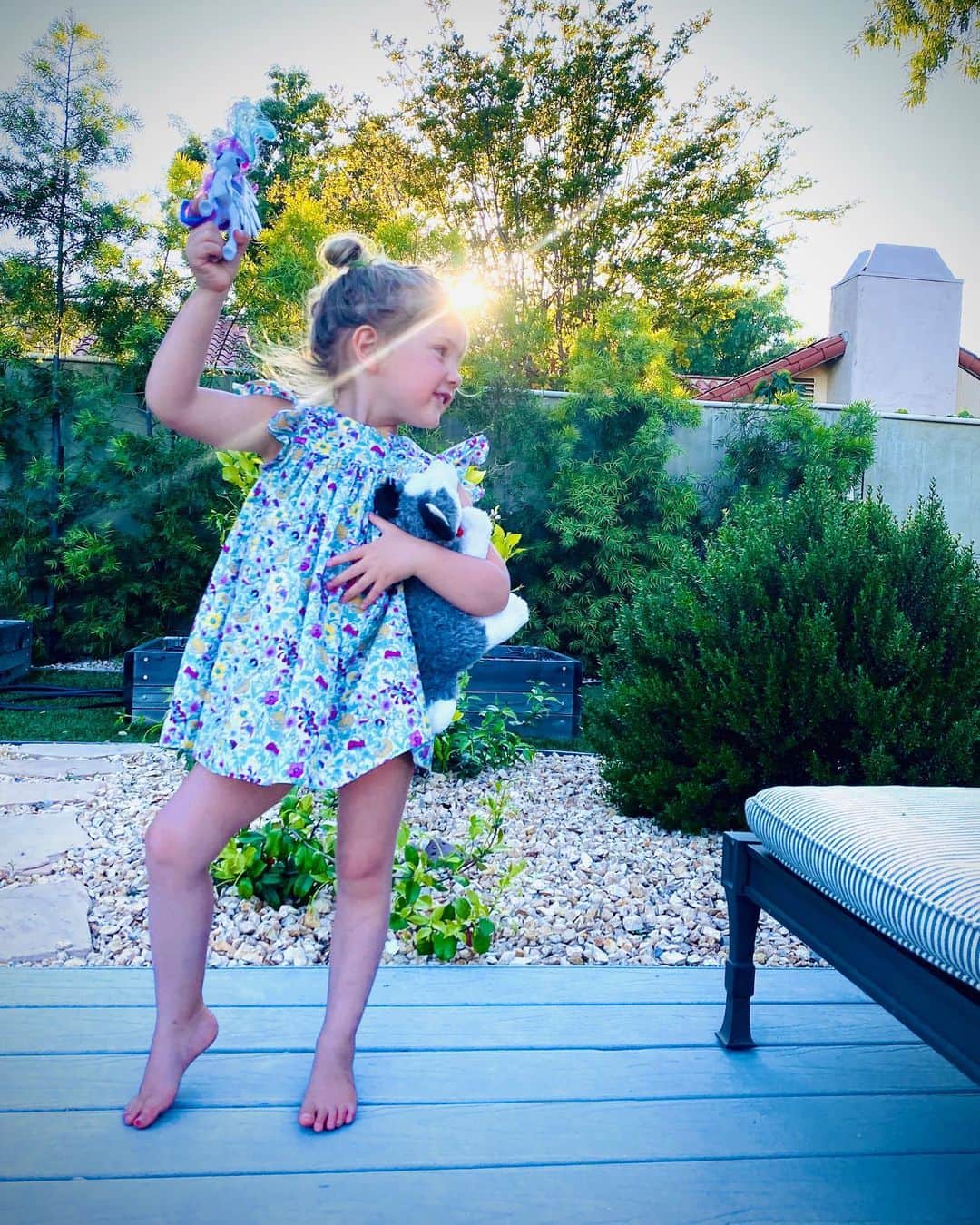 ダニエラ・ルーアのインスタグラム：「My baby girl turns 4 today! Sierra Boo, You have the most beautiful soul. I love how you snuggle in tight in the mornings, and always ask to call your grandparents, you’re incredibly smart and creative, you’re an amazing daughter and little sister and we couldn’t be luckier to call you ours. Can’t wait to watch you grow, but also please stay like this for ever 😊 . Esta miúda faz 4 anos hoje! Sierra Boo, tu tens a alma mais bonita... Adoro os teus miminhos logo de manhã e como pedes sempre para falar com os avós. És incrívelmente inteligente e criativa, és uma filha e mana maravilhosa e temos tanta sorte de seres nossa. Anseio por te ver continuar a crescer, mas por outro lado fica assim para sempre por favor 🤗 . #brithdaygirl #love #cantgetenough #daughter #sierra #girl #celebration #grateful #happy #excited」