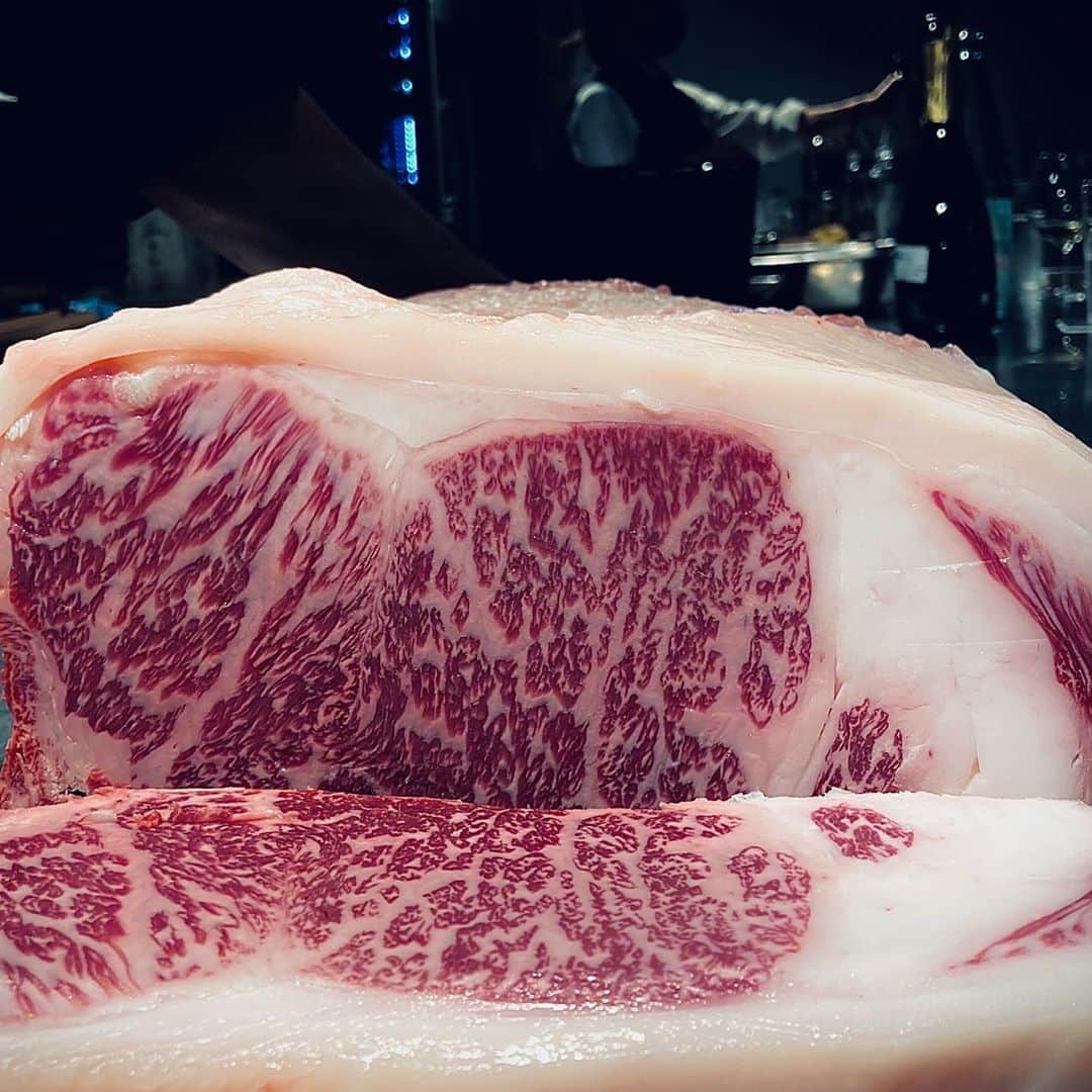 HAMADAHISATOさんのインスタグラム写真 - (HAMADAHISATOInstagram)「THIS IS GENUINE TAJIMA RED. AS YOU CAN IDENTIFY THE COLOUR IS DEEP DARK RED AND NOT PURE RED LIKE REGULAR WAGYU. THIS PARTICULAR HEAD, KOBE BEEF FEMALE 36 MONTH AND 12 DAYS, THIS CLASS OF KOBE BEEF ONLY AROUND 30 HEADS AVAILABLE EVERY YEAR. AND WE TAKE MOST OF IT. EXPERIENCE YOUR NEXT LEVEL SOON AT WAGYUMAFIA 😎 . #wagyumafia #wagyu #kobebeef #tajimabeef」9月5日 7時57分 - wagyumafia