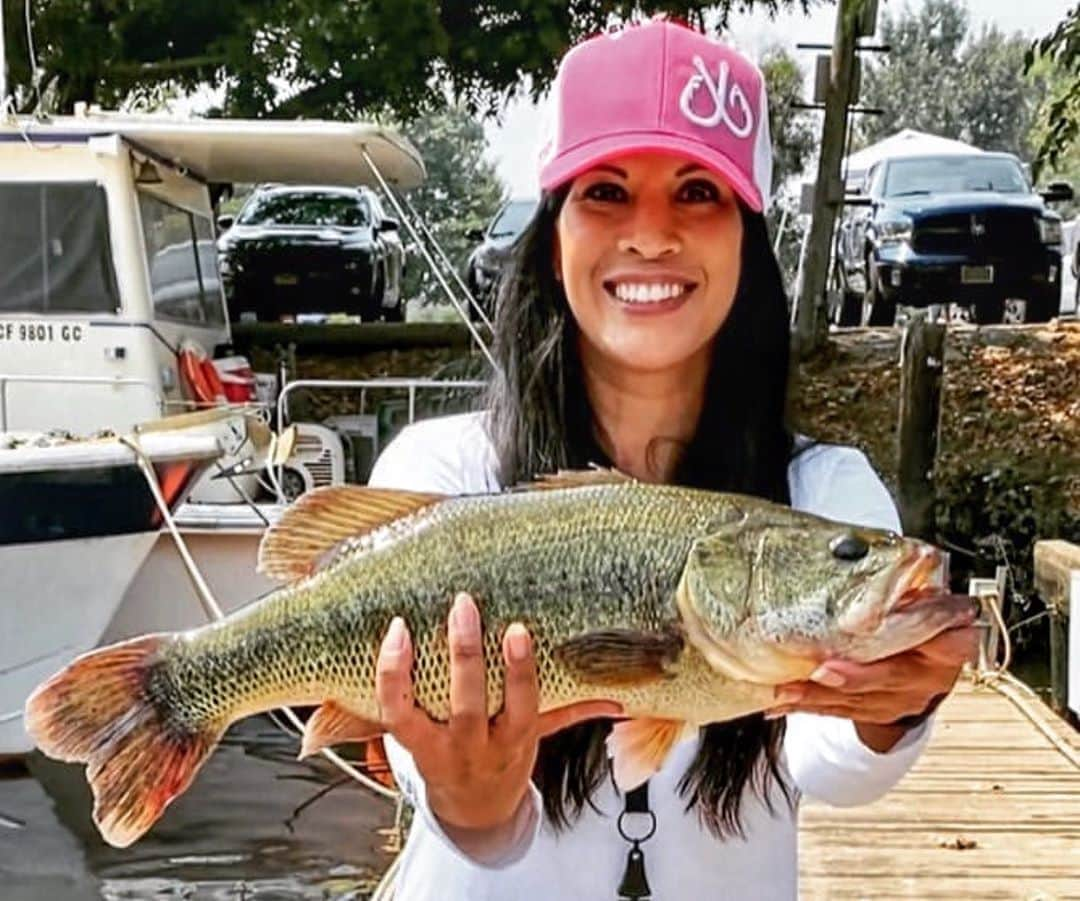 Filthy Anglers™さんのインスタグラム写真 - (Filthy Anglers™Instagram)「Filthy Female Friday - A big congrats to Stacy @stacygoesoutside on back to back club tournament victories, who does that?! That girl ☝🏼- Thanks so much for the continued support my friend and congrats on the W!  We hope you all@enjoy your Labor Day weekend and Stacy you are Certified Filthy www.filthyanglers.com #fishing #bassfishing #angler #outdoors #nature #bassfish #girlswhofish #ladyangler #largemouthbassfishing #winner #outdoors #boat #anglerapproved #catchandrelease」9月5日 7時58分 - filthyanglers