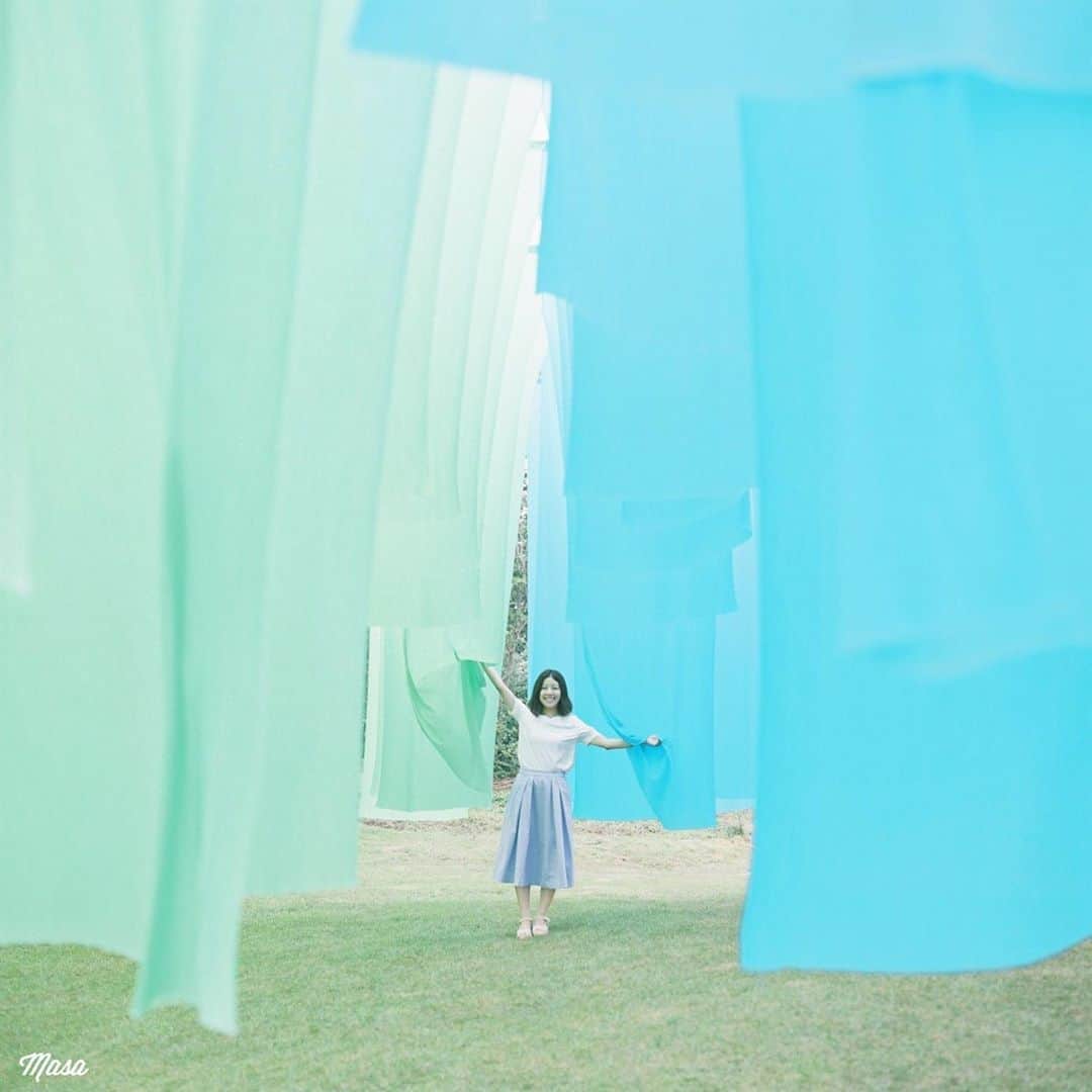 Masaさんのインスタグラム写真 - (MasaInstagram)「. . ▶︎▶︎▶︎ Swipe . . 撮影日 : 2020年8月8日 . #まっセル #ヤマプリ #hasselblad #ハッセルブラッド  #instagramjapan #igersjp #tokyocameraclub #art_of_japan_ #photogenic_jp #GPW_members_only #good_portraits_world #film_jp #film #フィルム #film_com #filmcamera #filmphotography #portrait #ポートレート #photogram_archive #todays_blue_collection #pof_ig #hibi_jp #team_jp_ #滋賀 #shiga #箱館山 #びわ湖の見える丘 #虹のカーテン」9月5日 8時00分 - masa_nikonist