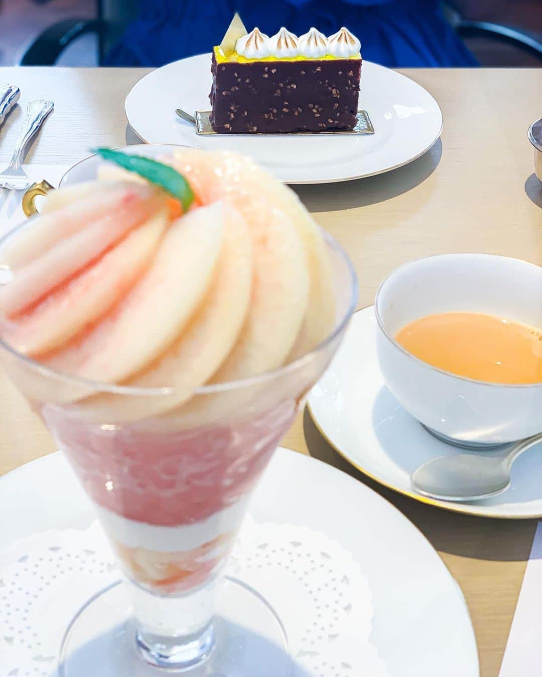 のインスタグラム：「先週食べた、和光ティーサロンの桃のパフェ🍑﻿ ﻿ ﻿ 桃がたっぷり😍💕﻿ ボリュームたっぷりのすごい存在感！﻿ ﻿ インスタで見て食べたかったから、行けて良かった🍑♡﻿ ﻿ ﻿ ﻿ #和光ティーサロン#WAKO﻿ #銀座和光#和光パフェ﻿ #桃パフェ#桃#桃のパフェ﻿ #銀座カフェ#銀座パフェ﻿ #桃スイーツ」