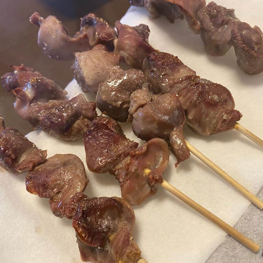 総長ウララのインスタグラム：「砂ズリの串焼く練習」