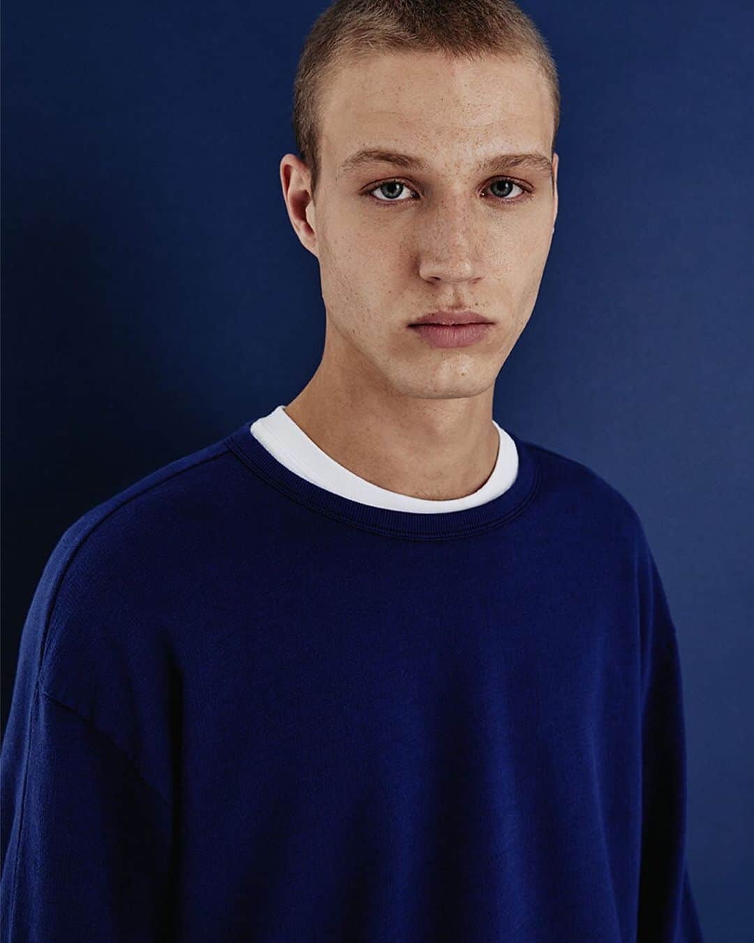 アドリアーノゴールドシュミットのインスタグラム：「Ocean eyes and French indigo terry 💙 The Andre Paneled Crew Now 30% off durring Friends & Family, currently sitewide and in stores. ✌🏽」
