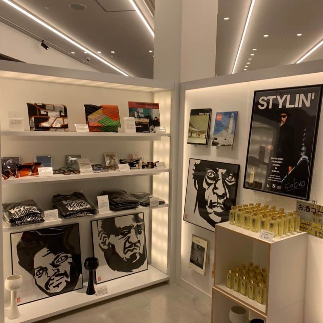 沖野修也のインスタグラム：「Finally! 遂に入荷しました！  STYLIN'  沖野修也が渋谷で焼酎をプロデュース！バッグ、サングラス、靴、帽子、家具と様々な商品企画を手がけて来た沖野修也がThe Shibuya Souvenir Storeとのコラボレーション、STYLIN'（スタイリン）を発表！！長年渋谷の老舗小箱The Roomを経営して来た経験を活かし、酒類販売にも進出することとなった。熊本県産の米の焼酎をリムザンオーク樽とシェリー樽で長期貯蔵熟成させ、それら原酒をそのままブレンド。バニラ風の甘い香りが特徴で、ロックは勿論のこと、コーヒー・ハイやカフェオレ・ハイに似合うモダンなテイストに仕上がった。沖野修也がネーミングから広告までを総監修した。ラベルとポスターは人気デザイナー吉永祐介が担当。これは焼酎の価値観を変える挑戦でもあるのだ。  #miyashitapark #theshibuyasouvenirstore」