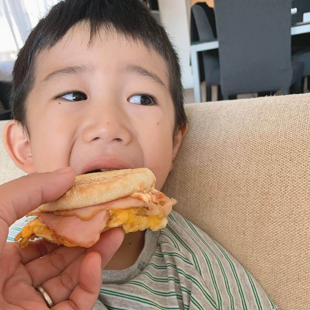 小堀ケネスさんのインスタグラム写真 - (小堀ケネスInstagram)「Ham Egg and Cheese Muffin for Little Dean’s Breakfast!😋  おはようございます！ 今朝ディーン君はハム山盛りエッグチーズマフィンを完食！😊  #notdrunk #deandeandeli #hameggcheesemuffin #littledean #happy #パパサンド#ハムエッグチーズ#ディーン君#大満足  @mariakamiyama」9月5日 8時16分 - kenkob0903