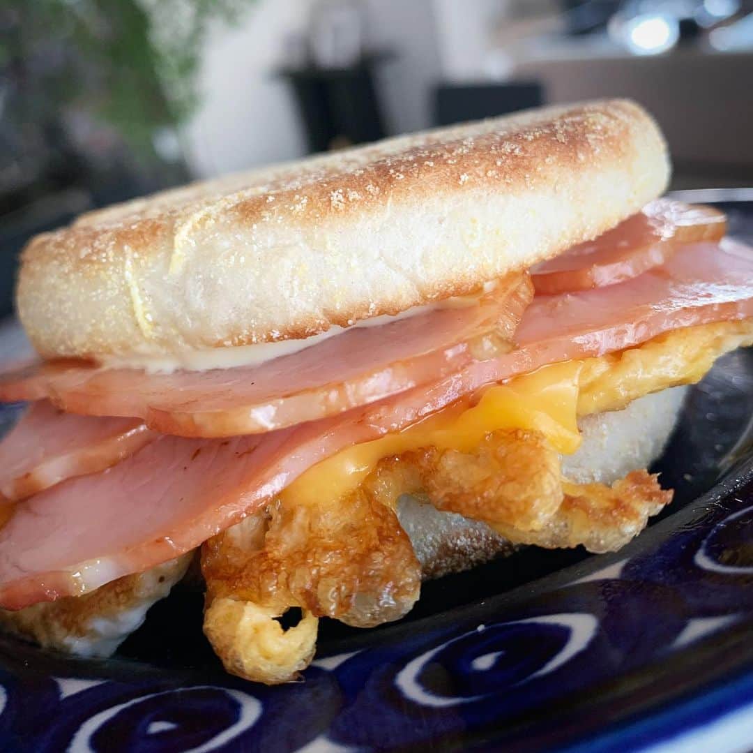 小堀ケネスのインスタグラム：「Ham Egg and Cheese Muffin for Little Dean’s Breakfast!😋  おはようございます！ 今朝ディーン君はハム山盛りエッグチーズマフィンを完食！😊  #notdrunk #deandeandeli #hameggcheesemuffin #littledean #happy #パパサンド#ハムエッグチーズ#ディーン君#大満足  @mariakamiyama」