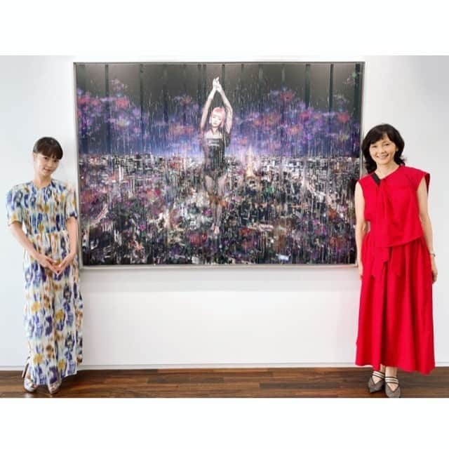 清川あさみさんのインスタグラム写真 - (清川あさみInstagram)「今日から２日目！  初日の昨日は、夫、スカイザバスハウス白石さんから、草野さんと素敵な仲間達、、アカツキ香田さん（1:1コレクション）台湾コレクターは(メインビジュアルを購入)✨書き切れないですが、、会場が濃すぎました、笑。 以下、とある方の感想が素敵で本人は掲載okでレビュー載せます。 🔽 あさみさんの世界観が進化していて、より深く、瑞々しく、美しく、心に響く展覧会でした。 バーチャルなものが神話化(つまり本当にあるものとして偶像化)される危うさを、現代における虚構が一人歩きする現実感にうまく重ね合わせ、ファンタジーにしてしまうあさみマジックを見ました。 私たちは憧れを空想化してしまうのか、と、したらそれは人間の創造力という武器なのか、想像と現実の境がなくなってきている今、バーチャルなものに愛しさを感じる事は、全ては自分のアンディンティティの拡張である、という気づきまでも与えられる展覧会でした。 時代を鋭く捉えるあさみさんの感性は、素晴らしいと思います🙆‍♀️❤️  嬉しいお言葉だったので🙏✨ 草野さんが少し前の作品を購入してくれたのも凄く嬉しかったです。  今日は２日目！是非ぜひご覧ください。 #現代アート #aiとの共存  #清川あさみ #asamikiyokawa  #imma #清川あさみ展」9月5日 8時17分 - asami_kiyokawa