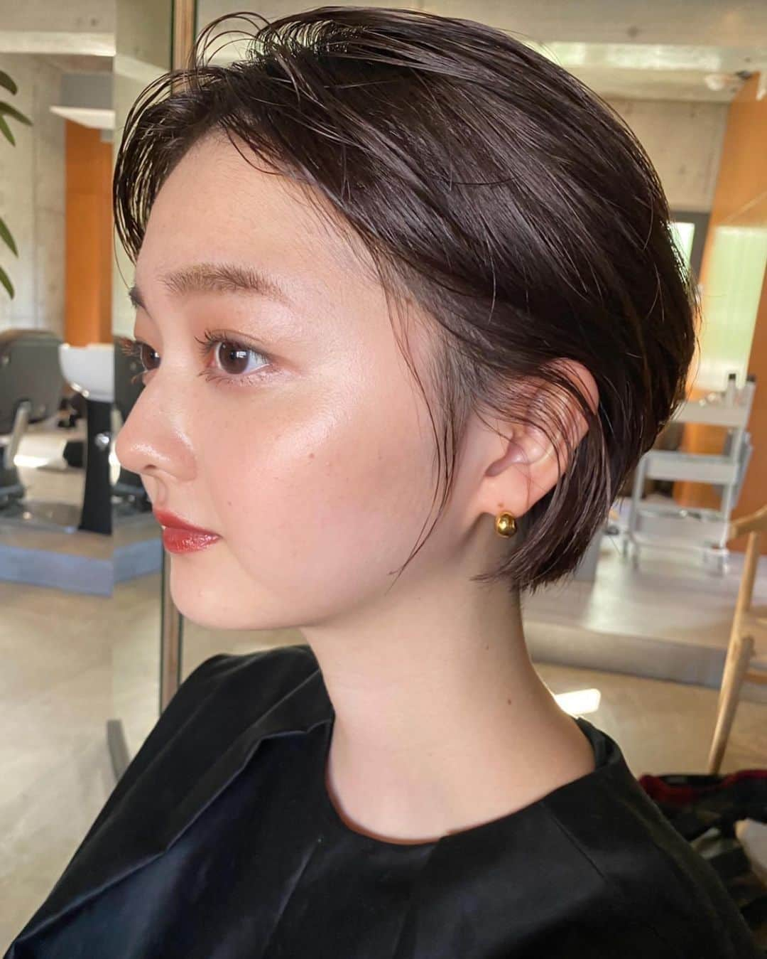 Yanagihara Hirokiさんのインスタグラム写真 - (Yanagihara HirokiInstagram)「インスタグラムからオーダーの多いヘアスタイル。 ・ ウエット仕上げはしっかりとバームをつけてあげるのがポイントです。 ・ ・ 是非保存して見せて下さい。 ・ #ショートヘア#ショートスタイル#ミニショート#ハンサムショート#マッシュショート#伸ばしかけ#イメチェン#lala__hair」9月5日 8時17分 - yanagihara_hiroki