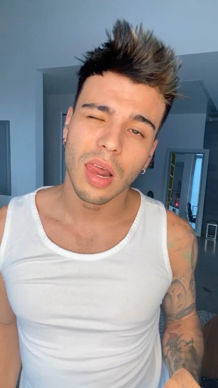 Sebastián Villalobosのインスタグラム：「te pido porfa no te vayas, quédate conmigo」