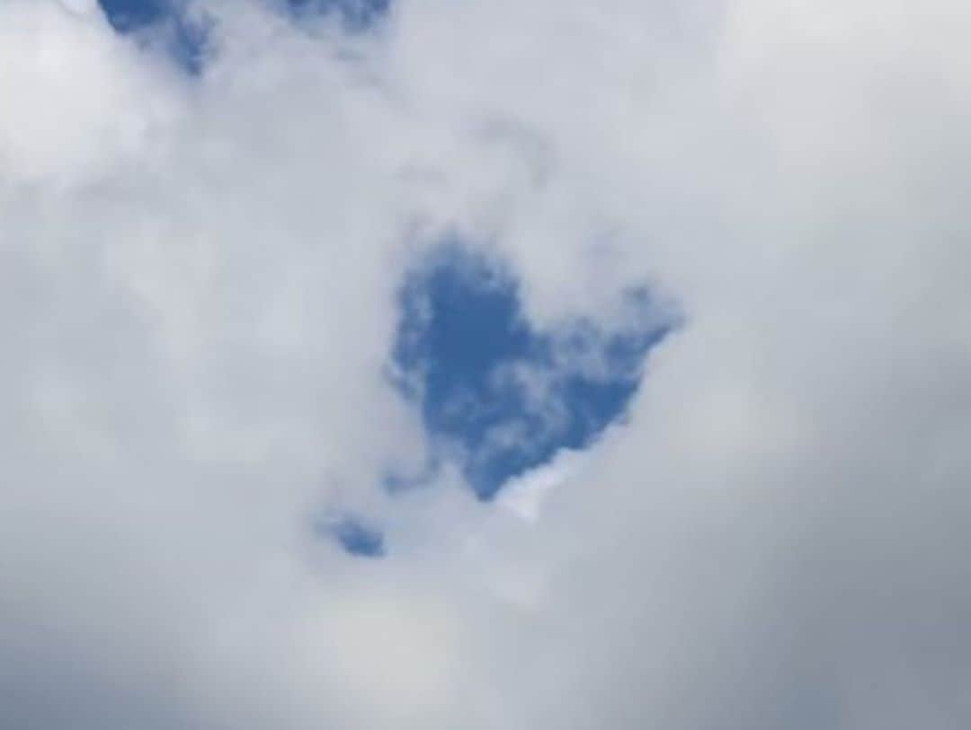 北海道テレビ「イチオシ！モーニング」さんのインスタグラム写真 - (北海道テレビ「イチオシ！モーニング」Instagram)「今日のお天気は清水予報士が担当！はじめての土曜日にドキドキ。フリもこっそり練習してました。クエスチョンは雲について！2人が撮ったお気に入りの❤️写真もご紹介。皆さんのイチオシ雲写真ありましたら投稿してくださいね♪#イチモニ #ルナ#清水さん」9月5日 8時31分 - htb_ichimoni