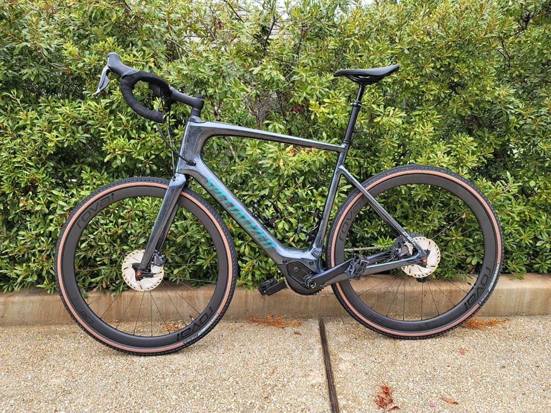 マヌ・ジノビリのインスタグラム：「Thanks @IamSpecialized and my friends @bicycleheaven for this awesome gift! I've been riding their bikes for a while now and I'm thrilled to try this beauty out! 🚴‍♂️🥰🙏」