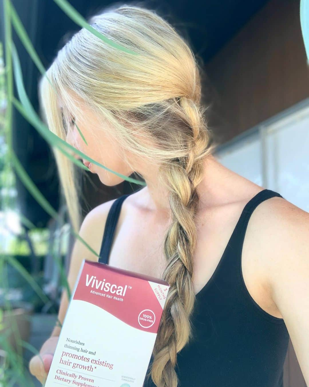 マラ・ロザックさんのインスタグラム写真 - (マラ・ロザックInstagram)「🌺I myself & most of my clients have at one point experienced periods of hair loss. #AD From stress, post baby, & or breakage from color etc. Especially with everything going on this year, I have been getting more questions on how to prevent and treat thinning & or hair loss. In most cases that I see, there are simple fixes. Sometimes it’s just finding an easy hairstyle that doesn’t put any added stress on the hair. A loose braid is my go to (plus baby can’t pull it as easily;) In addition incorporating @Viviscal Hair Growth Supplements which are clinically proven & specifically formulated to aid in healthy hair growth #Viviscal #reclaimyourhair #ViviscalAmbassador I’m such a fan, we carry the supplements @mare_salon Over the next few months I’ll be sharing more healthy hair tips through my partnership with @viviscal. Reach out if you have any questions at all!」9月5日 8時35分 - mararoszak