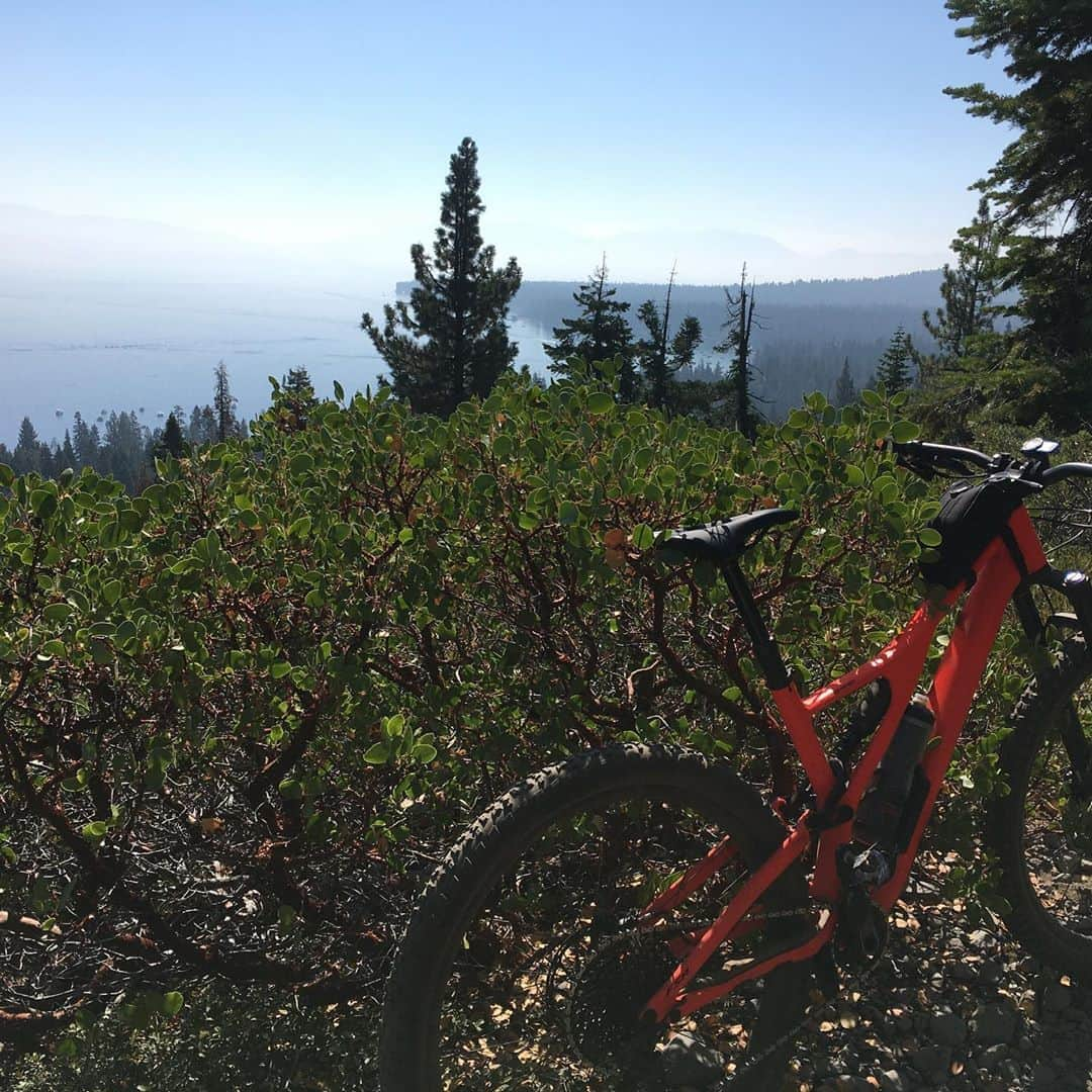 アレックス・オノルドさんのインスタグラム写真 - (アレックス・オノルドInstagram)「Another good adventure day - I paddled across the lake (5 hours to Tahoe City, about 19mi) and then mountain biked back home (6 hours or so, about 53mi). Pretty cool way to circle Lake Tahoe. Got to watch the full moon set and the sun rise, though it’s still so smokey in CA that the mountains felt a bit muted.」9月5日 8時41分 - alexhonnold