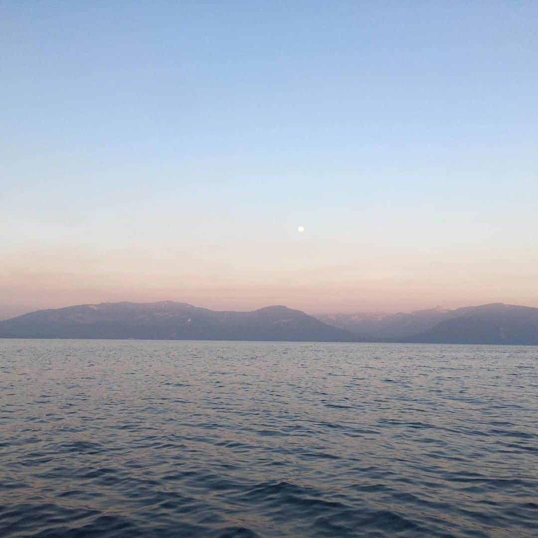 アレックス・オノルドのインスタグラム：「Another good adventure day - I paddled across the lake (5 hours to Tahoe City, about 19mi) and then mountain biked back home (6 hours or so, about 53mi). Pretty cool way to circle Lake Tahoe. Got to watch the full moon set and the sun rise, though it’s still so smokey in CA that the mountains felt a bit muted.」