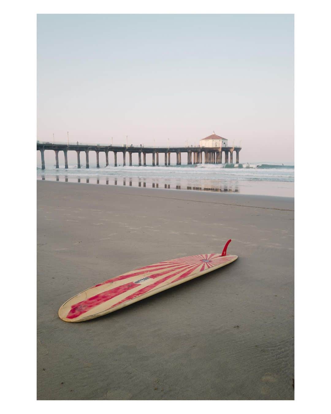 Pete Halvorsenのインスタグラム：「sunrise sessions on the north side.   .  1. Single Fin Summer 2. @dingydavesdingrepair putting on the breaks 3. Whitewash Pier Pressure 4. North to South 5. Focus is overrated 6. @ogpunx 4 Life 7.  Sitting, wishing, waiting...  . Leica Q2」