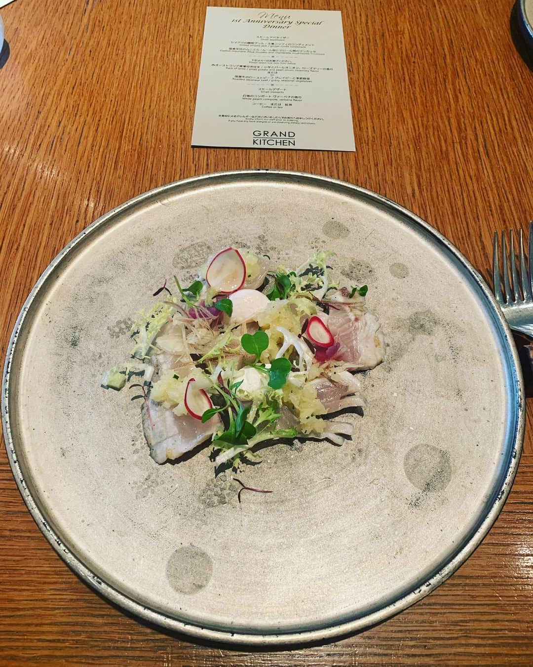 瀬間友里加のインスタグラム：「結婚式1周年記念チケットをいただいたのでご飯を食べにパレスホテルへ💓初めて息子を預けての２人ランチ🍽コース料理はどれも絶品👏とくに縞鯵のグリルと抹茶のシェーブアイス美味しかったなぁ❤️最近はお魚もよく食べるように心がけています🙆‍♀️ドキドキでしたが息子はいい子で待っていてくれました👶ありがとう😊#記念日ランチ #palacehoteltokyo #grandkitchen #パレスホテル東京 #パレスホテル東京ウエディング」