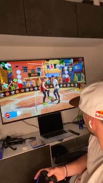 ショーン・ガルニエのインスタグラム：「Showing some of the mode of street power football @streetpowergame !」