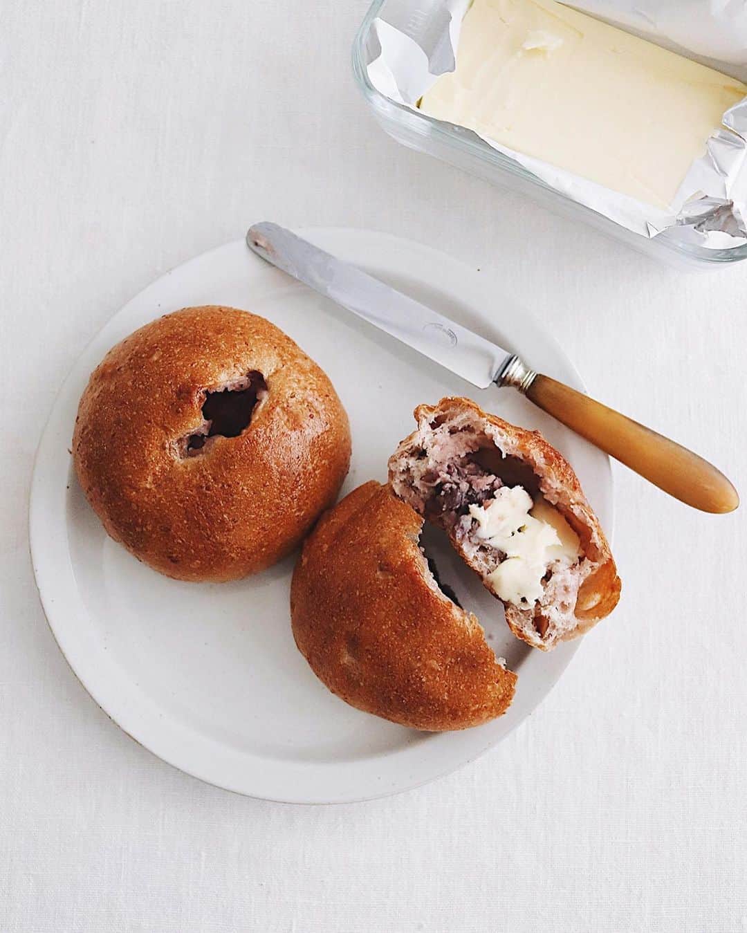 のインスタグラム：「takaki bakery . 今月のタカキベーカリーの 石窯パンの新商品の１つの 「石窯くるみ粒あんぱん」 東日本限定のパンですけど、 くるみ入りもっちり生地と 粒あんがいい感じの組合せ。 リベイクしてからバターを つけて食べるもう最高です。 . ２枚目は東日本限定の１つ 「石窯くるみ＆マカダミア」 秋の食事パンとしてお勧め。 ワインやチーズと一緒が◎ . 東と西で販売してるパンが 違いますので詳しい情報は 公式サイトでご確認下さい。 👉@takaki_bakery_official . . #パンとバター #菓子パン #タカキベーカリー #石窯パン #石窯くるみ粒あんぱん #石窯くるみマカダミア #くるみパン #新商品 #東日本限定 #パンのある暮らし #パンのある生活 #パン部 #パンスタグラム #パン大好き #パン好きな人と繋がりたい #takakibakery」