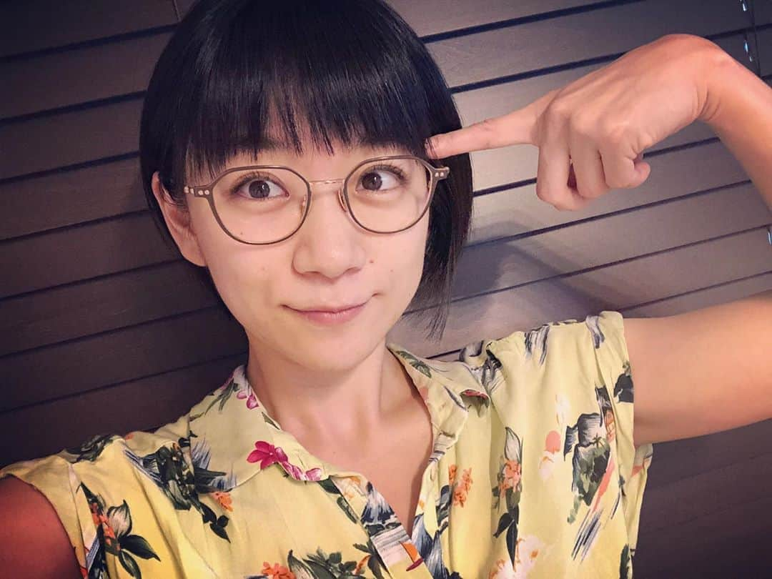 時東ぁみさんのインスタグラム写真 - (時東ぁみInstagram)「頭に指ぶっ刺してるわけじゃないよw ・ アロハシャツ今年は1回しか着れなかったな〜 来年は夏らしく遊べて、服装も楽しめて、どこにでも行けるといいな！！ ・ ☀️🌈🏄🏻‍♀️🌊👙🌺🌻🍧🍍 ・ #時東ぁみ #アロハシャツ #aloha #🤙 #夏 #summer #夏らしいこと #できない #特別な夏 #来年こそは #いい夏 #一生 #夏希望 #暦は秋 #前髪 #切った #アピール」9月5日 8時55分 - amitokito