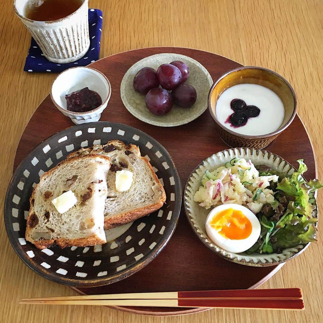 のインスタグラム：「2020/09/05 (sat) 昨晩、楽しみにしていた #MIU404 が終わってしまって、少し寂しい朝。 #岡田健史 くんのインスタストーリーにホロリ😢となり、#アンナチュラル も好きだった脚本の野木さんの作品を、もっと見たくなりました。 ・ 家族が寝ている間に、のんびり朝ごはん。 昨晩多めに作ったポテトサラダも、頂いたラズベリージャムも、ぶどう農家さんで買ってきてくれたというぶどうも、とても美味しく、幸せな朝の時間です。 ・ 2度目の洗濯が終わったので、そろそろ始動。 頭痛が治っている今のうちに、あれこれ終わらせます💨 台風が近づくエリアにお住まいの方々は、お気をつけ下さい。 ・ #gon_food #food #foodpic #foodphoto  #instafood #instagood #yummy #love #japan  #onthetable #日々 #暮らし #vegetable #朝ごはん #breakfast #朝食 タカキベーカリー #うつわ #セセシオン #ぶどう🍇」