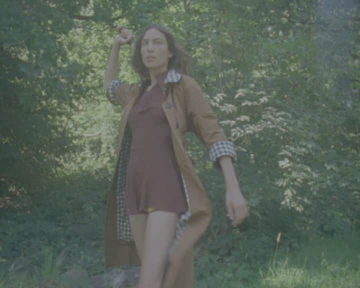 LOVE MAGAZINEのインスタグラム：「On one of the hottest days to record, Alexa Chung descended onto Hampstead Heath with a squad of models for a heated game of rounders. Their team kit? Barbour by @alexachungstagram, an archive inspired outerwear collection that sees classic styles reimagined with a ‘70s twist.   “We quickly realised none of us could catch, throw, hit or run, but the girls really went for it and gave it a go,” shared @alexachung. “It’s just everytime anyone did manage to whack a ball, my reflex was to duck which isn’t the point of the game!”  Clothing @barbour #barbourbyalexachung Film @jessejohnjenkins Fashion Editor @olivervolquardsen Creative Director @alexachung Hair @hairbyroi Make-up @ciaradoesmakeup Casting  @cicekbrown Models @alexachung @kaspykapica @mettebirdy @ellarichardsr @jessmaybury @myfrittatanelson @munaaraquel  Music @meggiebrownmusic」