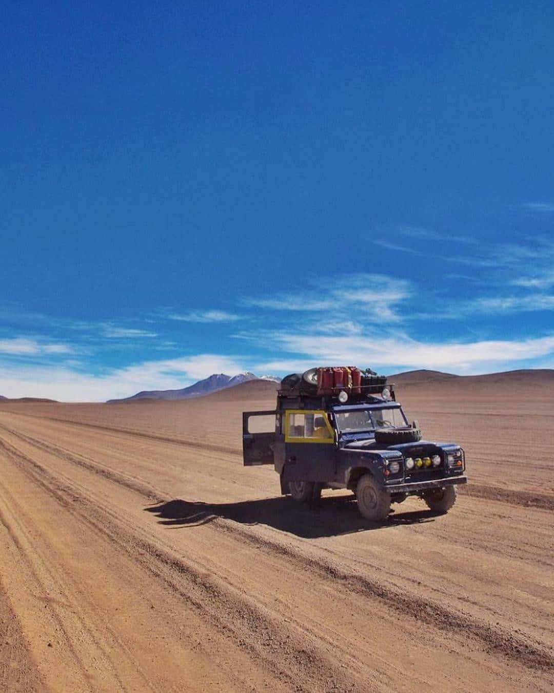 Land Roverさんのインスタグラム写真 - (Land RoverInstagram)「Bringing new meaning to the 'open road'. @brokebutrichoverland shared this photo of their #Defender on an incredible expedition across the Patagonian Steppe in Argentina.  Share your #LandRover and #ClassicDefender stories and photos using #ShapeOfAdventure.  #4x4 #Offroad #Adventure #Expedition #Desert」9月4日 23時57分 - landrover