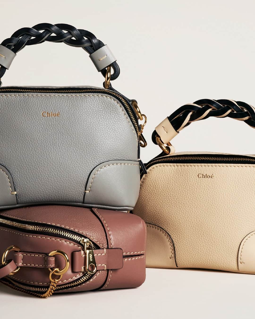 Chloéさんのインスタグラム写真 - (ChloéInstagram)「Imagine all the ways you will wear the Mini Daria, a new chain bag that can be carried from day-to-evening  Available now in exclusive pre-launch on chloe.com and in boutiques starting September 15th  #CHLOE #CHLOEdaria」9月5日 0時00分 - chloe