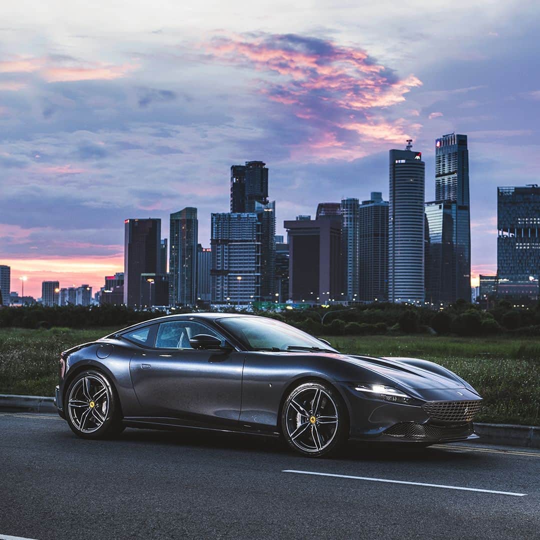 フェラーリさんのインスタグラム写真 - (フェラーリInstagram)「The #FerrariRoma makes its debut in #Singapore. With its distinctive style and refined proportions, the model explored the stunning city in classic #Ferrari flair. #LaNuovaDolceVita #DreamCar」9月5日 0時00分 - ferrari