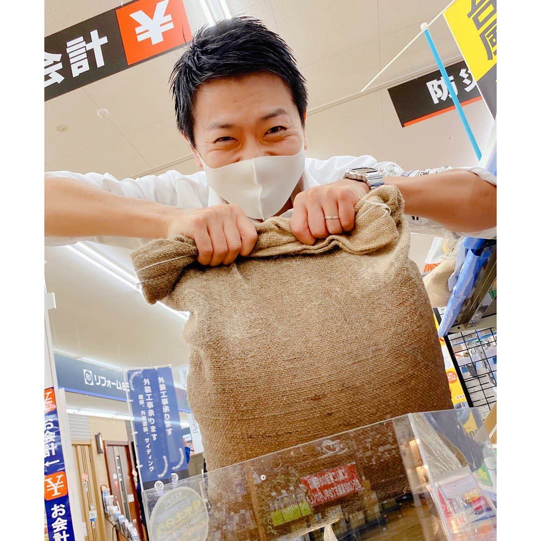 上坂嵩さんのインスタグラム写真 - (上坂嵩Instagram)「今日の #アップ 中継は、ホームセンターにお邪魔して防災グッズを紹介しました！ . 大雨による水害対策では、水で膨らむ #土のう袋 が人気。 乾いた状態では400gですが、水を含むと18キロに。 繰り返し使えるそうで、今日だけで160袋売れたそうです。 . #在宅避難 も想定して #非常用トイレ や #非常食 の買い足しに来られていた方もいらっしゃいました。 . 備えあれば憂いなし。 しっかり準備をして備えましょう。 . . #スーパービバホーム名古屋南店  #ホームセンター #スーパービバホーム #防災 #防災グッズ #垂直避難 #土嚢 #土のう #メーテレ #上坂嵩」9月5日 0時02分 - takashi_uesaka_nbn