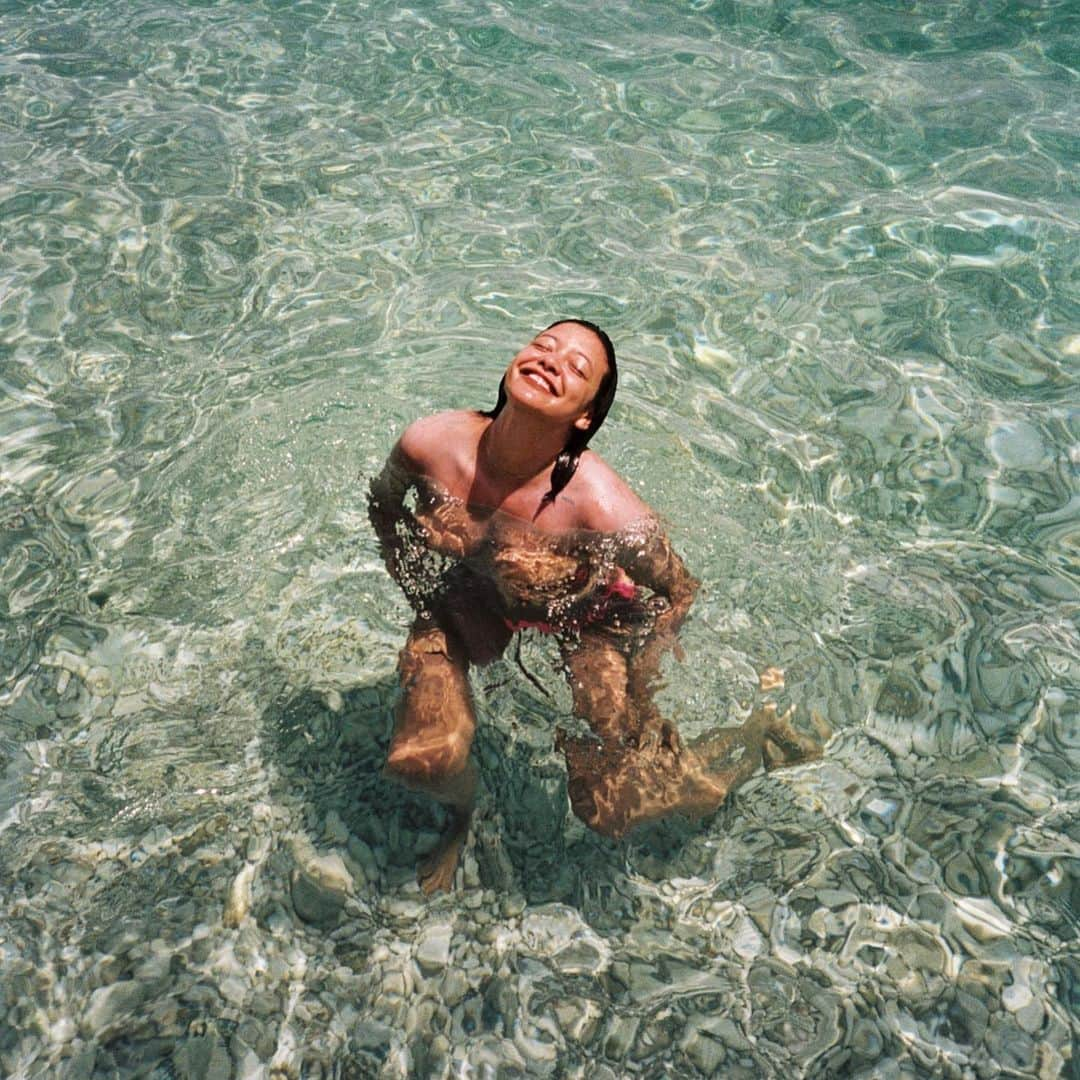 ナオミ・シマダさんのインスタグラム写真 - (ナオミ・シマダInstagram)「There is nowhere I feel more free than floating on my back in the ocean, looking up towards the sky. The water heals me in ways I cannot explain, it helps me reset and there’s just never anywhere else I’d rather be.  But the ocean can also be such a complicated place because we all have such different relationships to it. For some, it represents pleasure and offers a sense of renewal and letting go but for others its a fearful place of extreme pain, haunting trauma and distress or the nuanced complications of experiencing all these sides at once. How can we not only take into account but honour histories of the Middle Passage, segregation, lack of access and the life threatening journeys across the seas that so many still face every day on their quest for a better life, when we, ourselves, enter the water? I don’t have the answers or don’t even know if these questions are answerable but I do think it’s important that we sit with them anyway.  I will be donating my fee from this post and splitting it between @blackkidsswim an organisation that provides an increased range of opportunities for Black children by encouraging and teaching them to swim and @refugeerescueteam a grassroots NGO operating skilled search and rescue missions 24 hours a day, to assist those in trouble at sea.  May we, one day, all feel freedom in the ocean.  Sending love across all bodies of water.  N  @farfetch #positivelyfarfetch ~ad~」9月5日 0時02分 - naomishimada