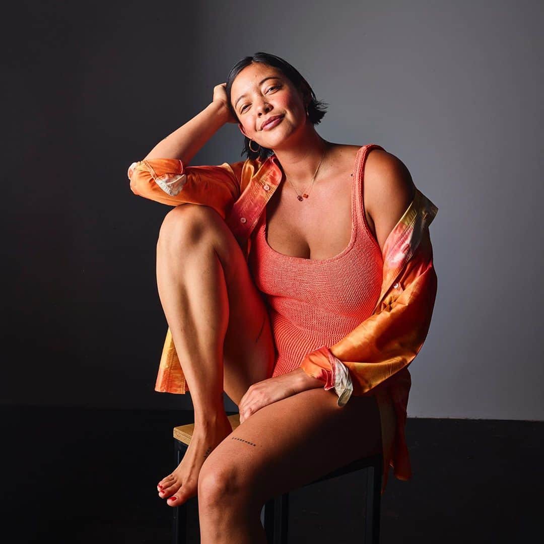 ナオミ・シマダのインスタグラム：「There is nowhere I feel more free than floating on my back in the ocean, looking up towards the sky. The water heals me in ways I cannot explain, it helps me reset and there’s just never anywhere else I’d rather be.  But the ocean can also be such a complicated place because we all have such different relationships to it. For some, it represents pleasure and offers a sense of renewal and letting go but for others its a fearful place of extreme pain, haunting trauma and distress or the nuanced complications of experiencing all these sides at once. How can we not only take into account but honour histories of the Middle Passage, segregation, lack of access and the life threatening journeys across the seas that so many still face every day on their quest for a better life, when we, ourselves, enter the water? I don’t have the answers or don’t even know if these questions are answerable but I do think it’s important that we sit with them anyway.  I will be donating my fee from this post and splitting it between @blackkidsswim an organisation that provides an increased range of opportunities for Black children by encouraging and teaching them to swim and @refugeerescueteam a grassroots NGO operating skilled search and rescue missions 24 hours a day, to assist those in trouble at sea.  May we, one day, all feel freedom in the ocean.  Sending love across all bodies of water.  N  @farfetch #positivelyfarfetch ~ad~」