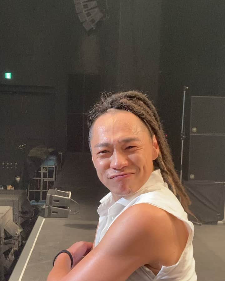 桜井誠のインスタグラム：「DragonAsh LIVE 「departure」 無事終演しました。 コロナ渦でのdancerラストライブをどのように成立させるか、何度も話し合ってここに行きつきました。 今の率直な感想はやれてよかったの一言。 会場に来てくれた皆さん、配信で見届けてくれた皆さん、本当にありがとうございました。 2人の未来が明るい事を願って！  #DragonAsh」