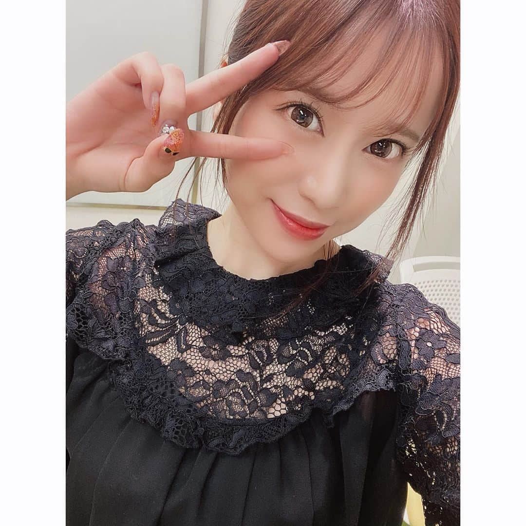 初美りんのインスタグラム：「. . みんなのことがだいすきすぎて困っちゃう🥺❤️❕💦 . . . #ニコ生放送 #ニコ生来てくれた方ありがとう #だいすき　#Love」