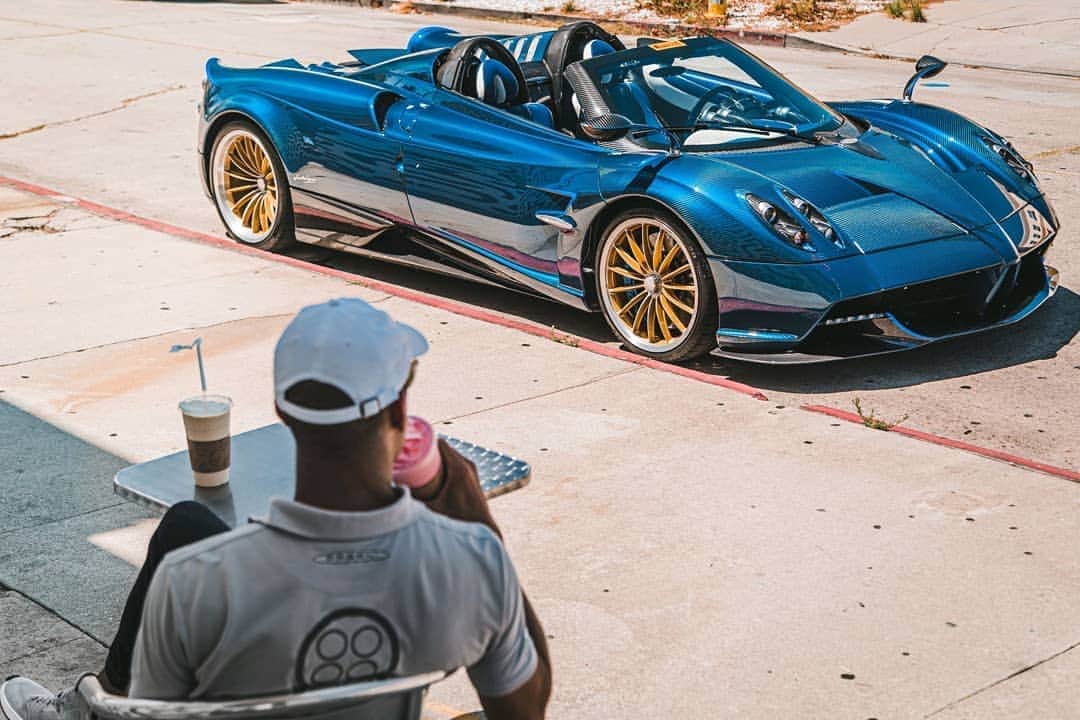 パガーニ・アウトモビリのインスタグラム：「Can you take the eyes off the Pagani Huayra Roadster?⠀ ⠀ With @paganiofbeverlyhills  Pic by @pagani_ty ⠀ ⠀ #pagani #huayra #huayraroadster」