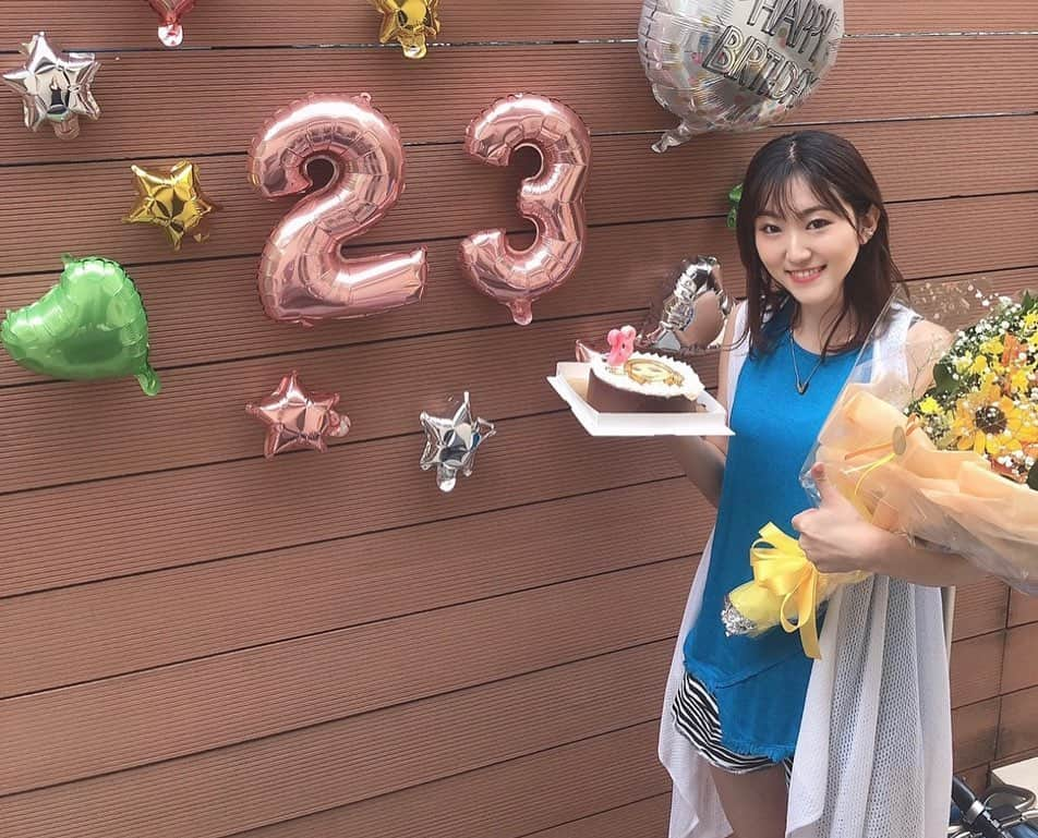 木原万莉子さんのインスタグラム写真 - (木原万莉子Instagram)「ずっと憧れてた23歳💐  ステキな友達に囲まれて、幸せいっぱいの誕生日になりました♡♡♡  たーーーーーくさんのメッセージ ありがとうございました💌  感謝の気持ちと笑顔を忘れずに！ 日々精進していきます。⛸  Thank you for the birthday wishes!!!  #sep4#23y」9月5日 0時18分 - mariko94skater