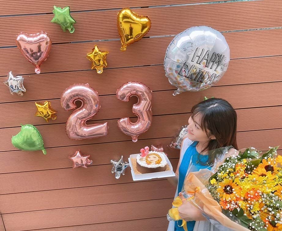 木原万莉子のインスタグラム：「ずっと憧れてた23歳💐  ステキな友達に囲まれて、幸せいっぱいの誕生日になりました♡♡♡  たーーーーーくさんのメッセージ ありがとうございました💌  感謝の気持ちと笑顔を忘れずに！ 日々精進していきます。⛸  Thank you for the birthday wishes!!!  #sep4#23y」