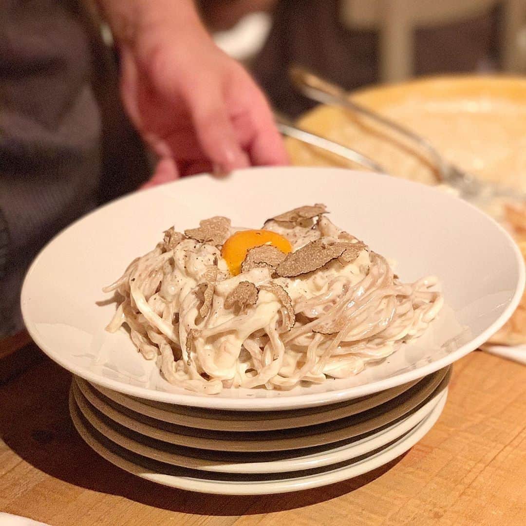 吉川ちえさんのインスタグラム写真 - (吉川ちえInstagram)「【🧀チーズ専門店🧀】 恵比寿にあるCheese Tavern CASCINAへ🐭❤️ . このお店はチーズ専門店なのだ🧸💕 全部の料理にチーズが入ってるよ✨ 私のイチオシはカルボナーラ🍝 もう、むっちゃ美味しかった🥺🥺 . パフォーマンスも凄いし美味しいし また行きたいお店🧚💕 . #カシーナ #cheesetaverncascina #cascina #チーズ専門店 #チーズタバーンカシーナ #チーズタバーン #🧀好き #チーズ #カルボナーラ #チーズカルボナーラ」9月5日 0時19分 - yoshikawachie_16