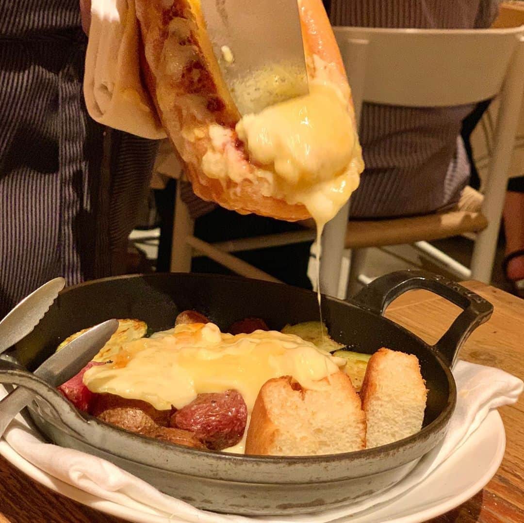 吉川ちえさんのインスタグラム写真 - (吉川ちえInstagram)「【🧀チーズ専門店🧀】 恵比寿にあるCheese Tavern CASCINAへ🐭❤️ . このお店はチーズ専門店なのだ🧸💕 全部の料理にチーズが入ってるよ✨ 私のイチオシはカルボナーラ🍝 もう、むっちゃ美味しかった🥺🥺 . パフォーマンスも凄いし美味しいし また行きたいお店🧚💕 . #カシーナ #cheesetaverncascina #cascina #チーズ専門店 #チーズタバーンカシーナ #チーズタバーン #🧀好き #チーズ #カルボナーラ #チーズカルボナーラ」9月5日 0時19分 - yoshikawachie_16